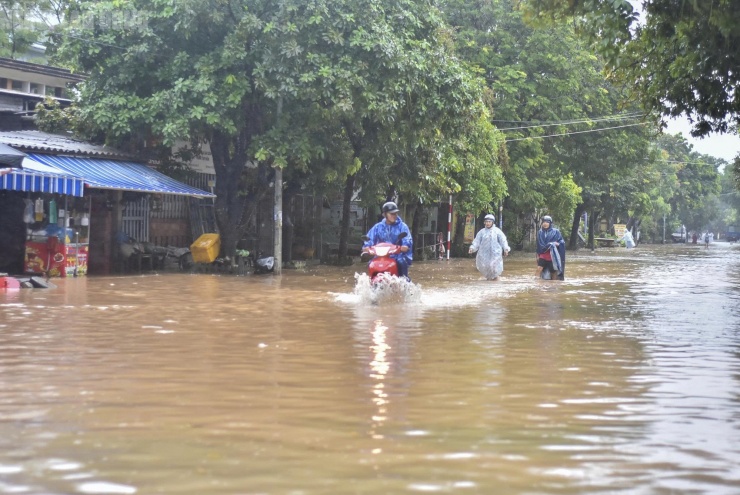 Quảng Trị: Mưa trắng trời, đường phố "biến thành sông" do ảnh hưởng bão số 10 - 2