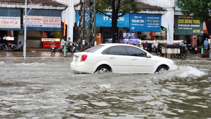Quảng Trị: Mưa trắng trời, đường phố "biến thành sông" do ảnh hưởng bão số 10 - 4