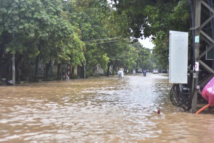 Một số tuyến đường tại khu vực phía Nam tỉnh Quảng Trị bị ngập cục bộ do ảnh hưởng của bão số 10