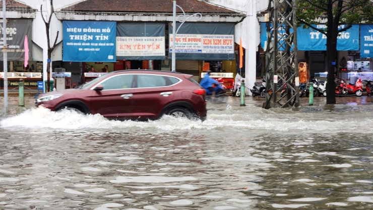 Quảng Trị: Mưa trắng trời, đường phố "biến thành sông" do ảnh hưởng bão số 10 - 5