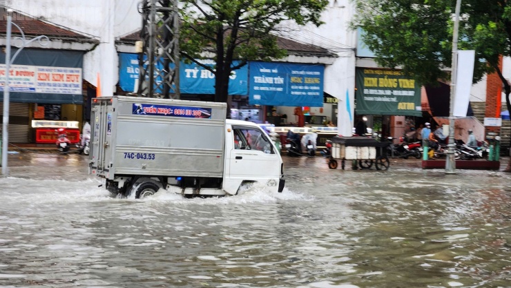 Quảng Trị: Mưa trắng trời, đường phố "biến thành sông" do ảnh hưởng bão số 10 - 6