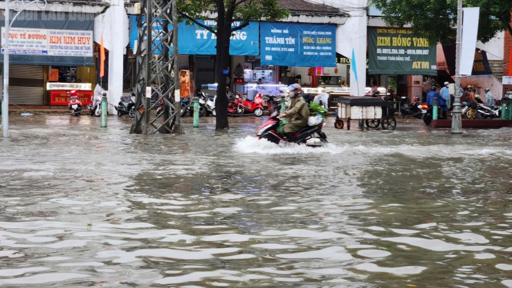 Quảng Trị: Mưa trắng trời, đường phố "biến thành sông" do ảnh hưởng bão số 10 - 7
