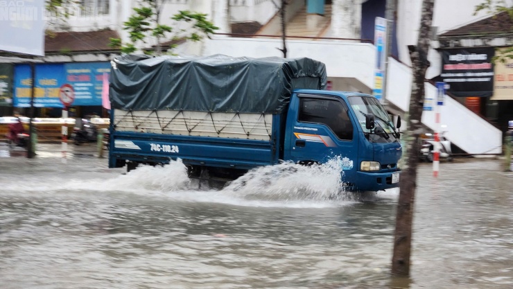 Quảng Trị: Mưa trắng trời, đường phố "biến thành sông" do ảnh hưởng bão số 10 - 8