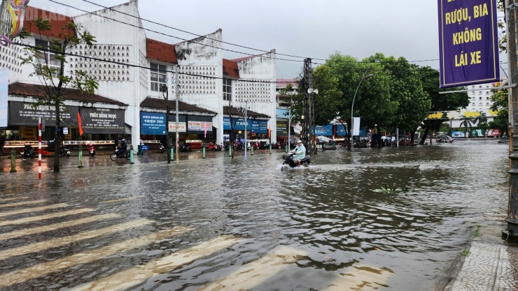 Quảng Trị: Mưa trắng trời, đường phố "biến thành sông" do ảnh hưởng bão số 10 - 9