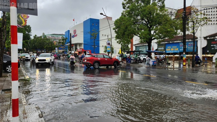 Quảng Trị: Mưa trắng trời, đường phố "biến thành sông" do ảnh hưởng bão số 10 - 10