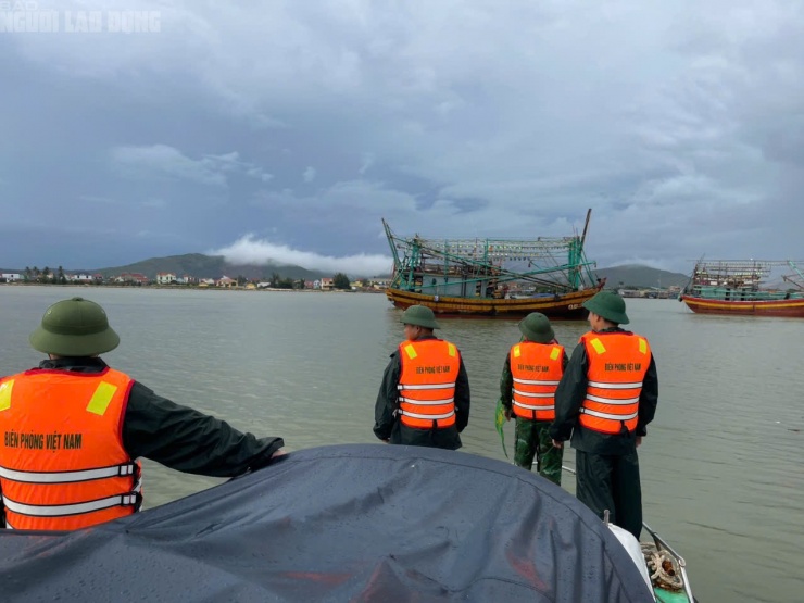 Quảng Trị: Mưa trắng trời, đường phố "biến thành sông" do ảnh hưởng bão số 10 - 12