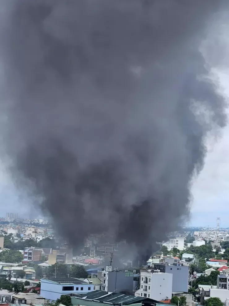 Đám cháy dữ dội khiến khói bốc cao hàng trăm mét. Ảnh: HT
