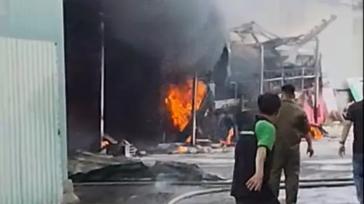 Vụ cháy khiến một chiếc xe khách bị thiêu rụi. Ảnh: HT