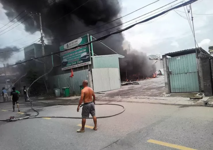 Lực lượng tại chỗ tìm cách tiếp cận, khống chế đám cháy. Ảnh: HT