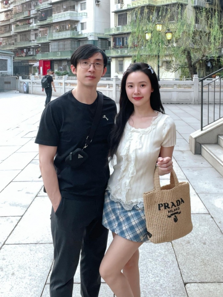 Tháng 3, cả hai đến Quảng Châu du lịch. Midu trung thành với những thiết kế nữ tính, được giới trẻ yêu thích như áo xếp bèo, chân váy kẻ caro, áo thắt nơ, áo tay bồng, váy trễ vai, phối túi và giày hiệu.