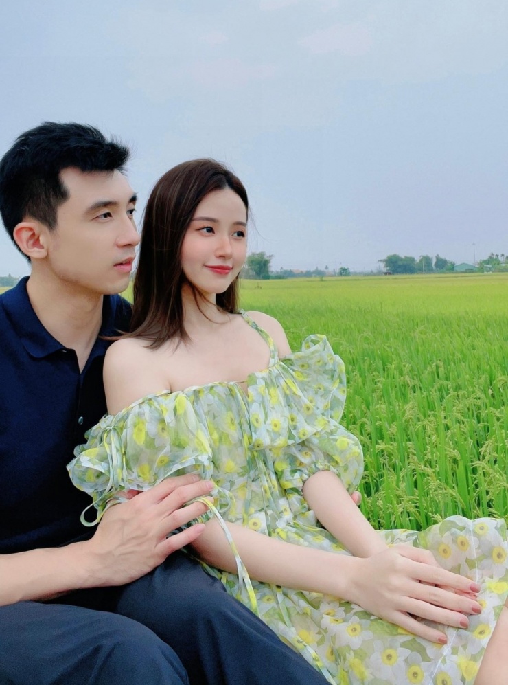 Minh Đạt thường chọn những bộ đồ đơn giản với áo polo, sơ mi, quần chinos có màu sắc trung tính, đơn sắc.