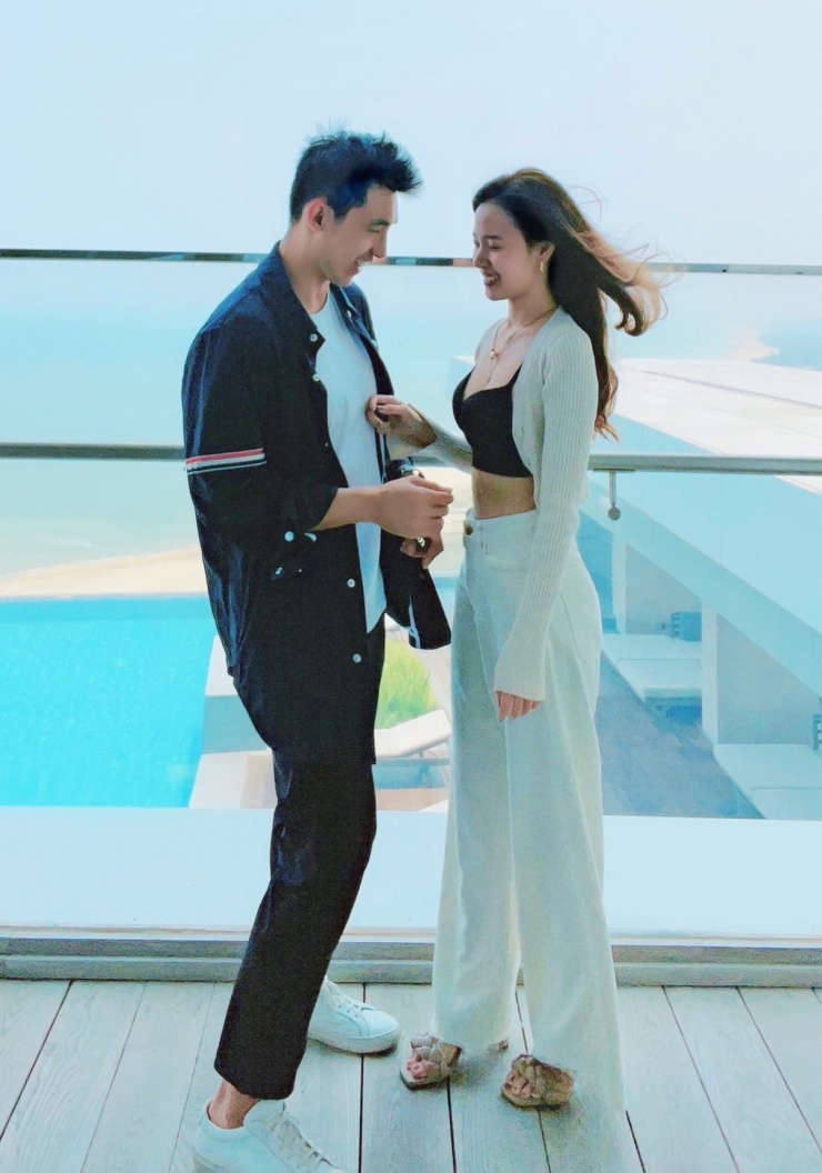 Trong một chuyến đi chơi, Midu mang dép cao gót Bottega Veneta hơn 25 triệu đồng, phối quần ống rộng, bra top khoe eo thon. Minh Đạt diện áo và giày cùng tông trang phục của vợ theo phong cách sportychic.