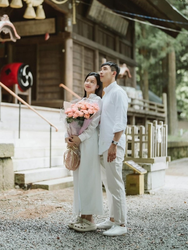 Đôi vợ chồng son diện cùng tông trắng trong chuyến đi nghỉ dưỡng.