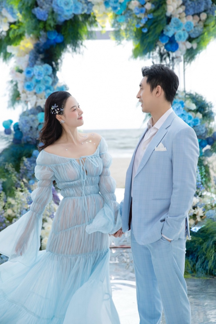 Trong lễ kỷ niệm một năm ngày cưới trên bãi biển, cả hai chọn tông xanh dương từ trang phục đến không gian trang trí.