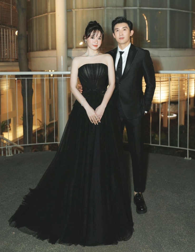 Tháng 4, đến xem show Lê Thanh Hòa, vợ chồng diễn viên mặc đồ đen. Midu cho biết thích dáng đầm công chúa với phần trên quây ngực vì trông lộng lẫy và nổi bật.