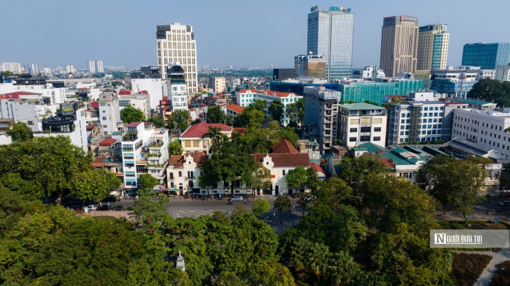 Theo đó, cơ quan chức năng sẽ bồi thường, hỗ trợ, tái định cư cho 59 chủ sử dụng nhà, đất ( gồm 17 tổ chức và 42 hộ dân) để thực hiện dự án xây dựng khu vực phía đông hồ Hoàn Kiếm.