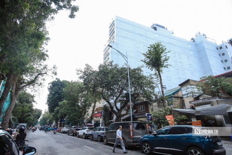 Nhiều cơ sở kinh doanh dịch vụ cũng nằm trong diện di dời, đáng chú ý là tòa khách sạn 10 tầng trên mặt đường Lý Thái Tổ.