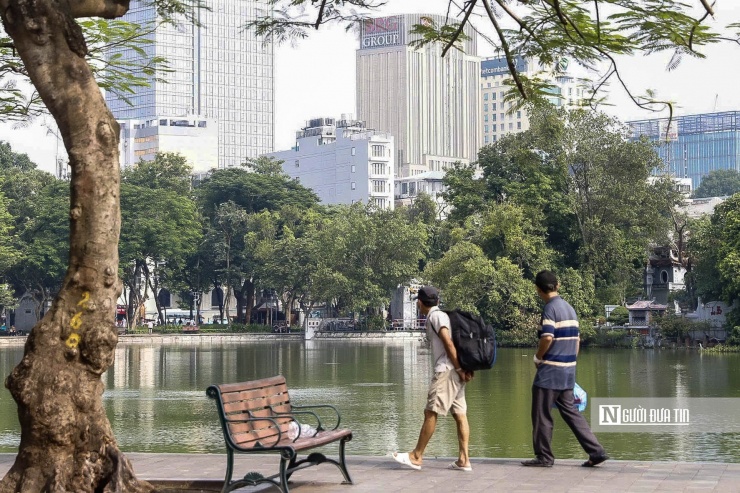 Khách sạn này có vị trí rất đắc địa, chỉ cách hồ Hoàn Kiếm khoảng 200m, cách phố cổ Hà Nội khoảng 500m.