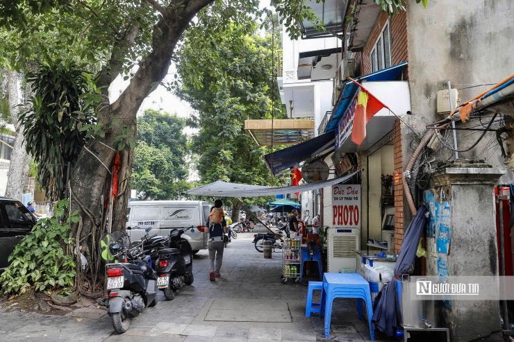 Cơ quan chức năng sẽ tổ chức, bố trí không gian quảng trường, gồm: san nền, lát đá, cây xanh, thảm cỏ, vịnh đỗ xe…Phường Hoàn Kiếm dự kiến sẽ khởi công phân kỳ 1 trước ngày 10/10.