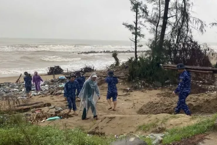 Lực lượng chức năng đang gia cố tuyến đê ven biển ở xã Đan Hải, tỉnh Hà Tĩnh.