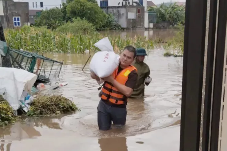 Công an xã Quỳnh Văn (tỉnh Nghệ An) giúp người dân di chuyển tài sản, lương thực.