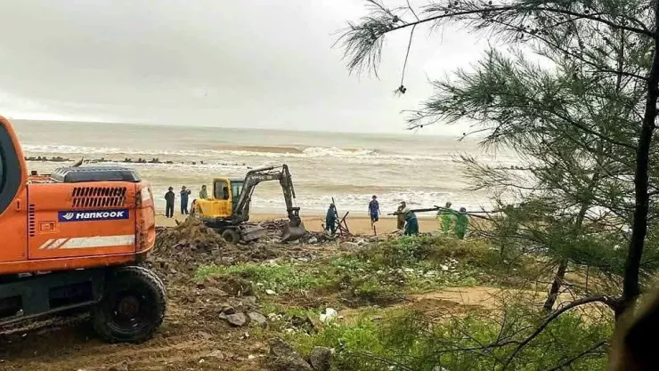 Phương tiện máy móc được huy động tới để gia cố đê xung yếu ven biển ở Hà Tĩnh.