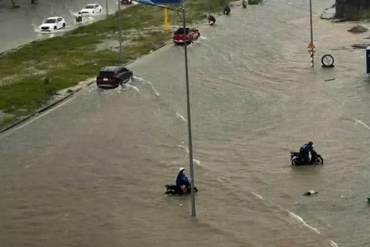 Mưa lớn gây ngập ở tuyến đường 72m tại Nghệ An.