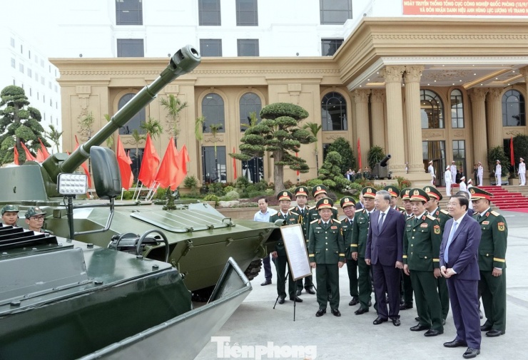 Tổng Bí thư Tô Lâm - Bí thư Quân ủy Trung ương, cùng các đại biểu tham quan pháo tự hành PTH-01 và một số dòng xe thiết giáp do Tổng cục Công nghiệp quốc phòng nghiên cứu, sản xuất.