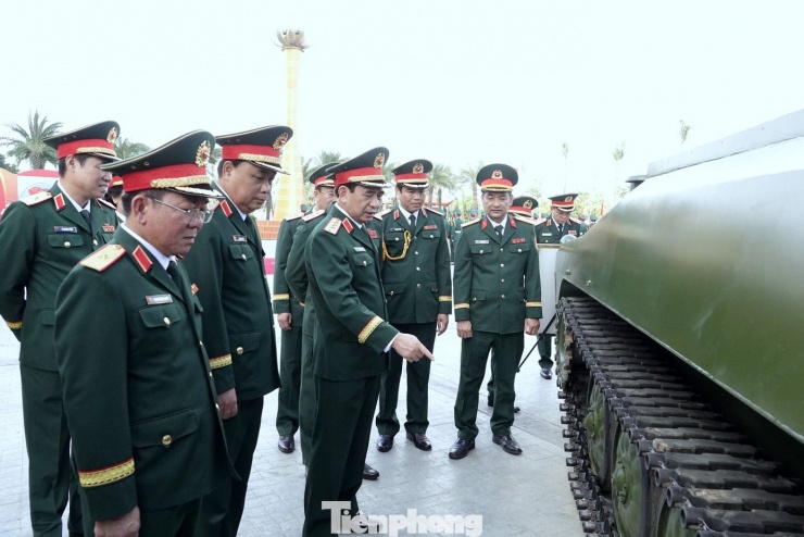 Đại tướng Phan Văn Giang - Ủy viên Bộ Chính trị, Phó Bí thư Quân ủy Trung ương, Bộ trưởng Bộ Quốc phòng, trao đổi với lãnh đạo Tổng cục Công nghiệp quốc phòng về pháo tự hành PTH-01.