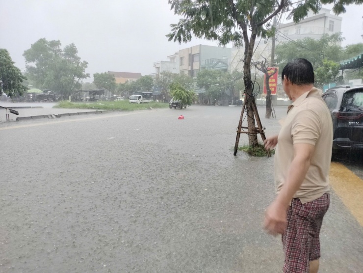 Mưa lớn đã khiến một số tuyến đường ở khu vực phường Sơn Trà ngập cục bộ. Trong đó một số đoạn tại các tuyến đường Trần Thánh Tông, Bùi Dương Lịch, Vân Đồn ngập sâu do nước chảy xuống các cống thoát nước không kịp.