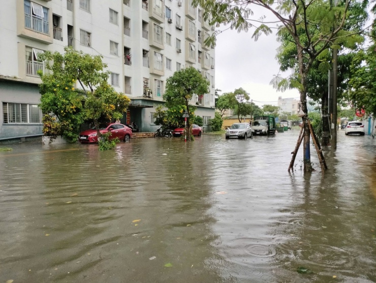 Nước ngập sâu trên một số tuyến đường khiến người dân không dám di chuyển xe máy qua vì sợ chết máy.