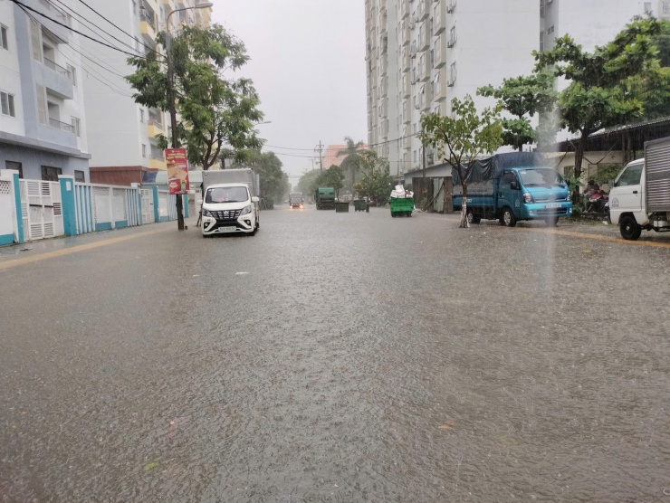 Tuyến đường Bùi Dương Lịch đoạn giao từ Trần Thánh Tông đến đoạn giao với Vân Đồn ngập sâu, khiến phương tiện di chuyển khó khăn.