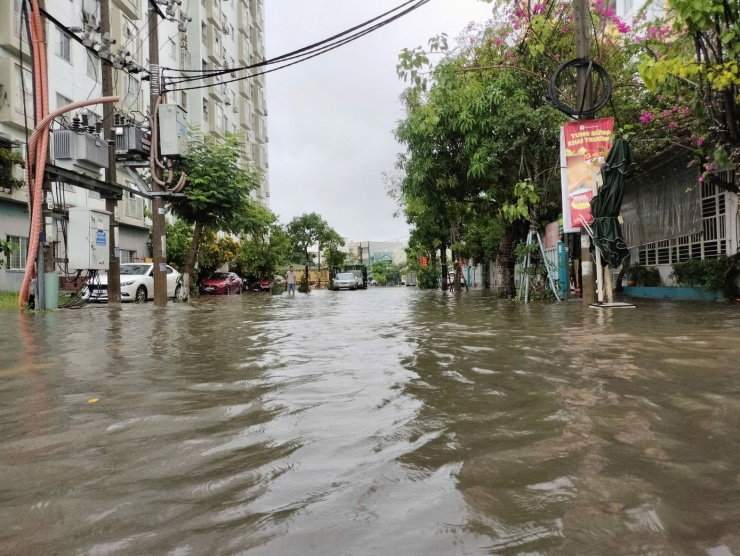 UBND TP Đà Nẵng đã có công điện khẩn về ứng phó với mưa bão, trong đó yêu cầu Sở Xây dựng phải chỉ đạo Công ty Thoát nước và xử lý nước thải tập trung lực lượng kiểm tra ngay tại các hồ điều tiết, trạm bơm chống ngập, các điểm ngập sâu để vận hành chống ngập kịp thời, hiệu quả. Trung tâm Quản lý hạ tầng đô thị quản lý, vận hành đập và hồ chứa nước Nam Mỹ đảm bảo an toàn cho công trình và tính mạng, tài sản của nhân dân.