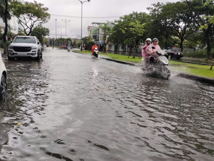 Đường Trần Thánh Tông bị ngập sau trận mưa xối xả lúc 11h trưa 27/9.