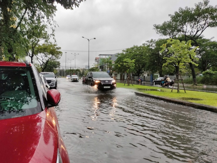 Theo dự báo, từ đêm 27–30/9: Bắc Bộ và Thanh Hóa đến Quảng Ngãi sẽ có mưa 100–300mm, cục bộ có nơi hơn 450mm. Riêng đồng bằng Bắc Bộ, Nam Phú Thọ và Thanh Hóa đến Bắc Quảng Trị mưa 200–400mm, cục bộ hơn 600mm.