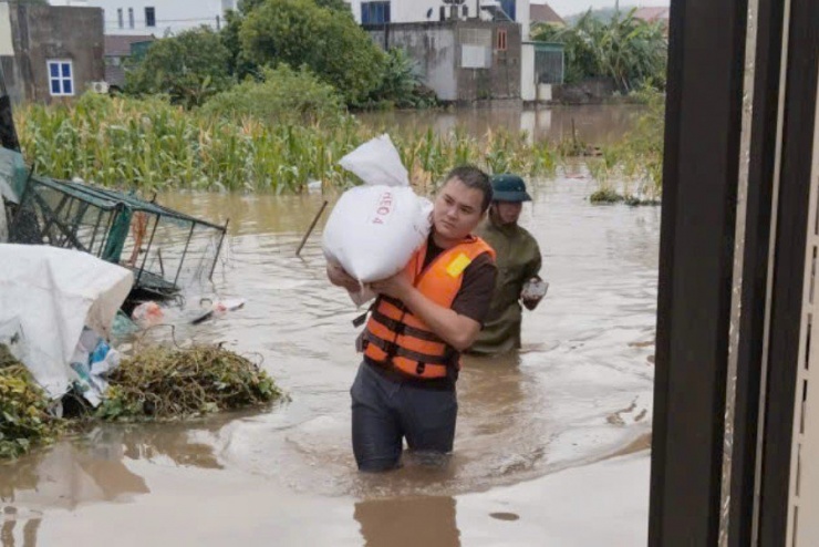 Công an xã Quỳnh Văn (tỉnh Nghệ An) giúp người dân di chuyển tài sản, lương thực.