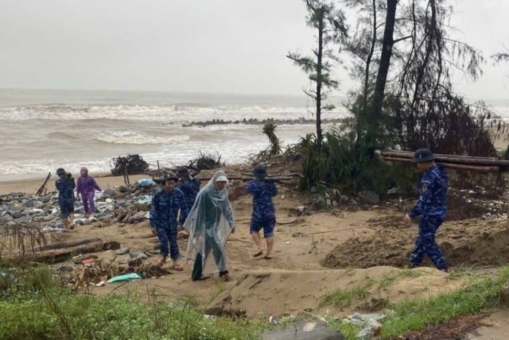 Lực lượng chức năng đang gia cố tuyến đê ven biển ở xã Đan Hải, tỉnh Hà Tĩnh.