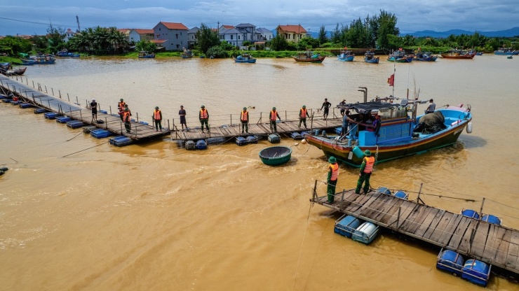 Ở làng biển Nhân Trạch, xã Nam Trạch, tỉnh Quảng Trị, chính quyền đã quyết định dỡ một phần của chiếc cầu phao dân sinh bắc qua sông Dinh để tàu thuyền vào sâu phía thượng nguồn tránh trú bão số 10.
