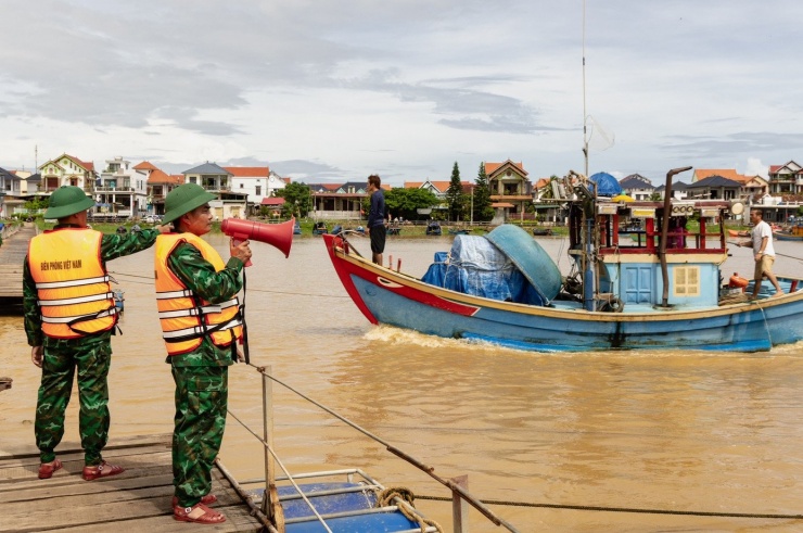 Ở chiếc cầu phao này, Đồn Biên phòng Lý Hoà, thuộc Biên phòng tỉnh Quảng Trị đã bố trí gần 10 cán bộ chiến sỹ, vừa hướng dẫn tàu thuyền qua cầu và hỗ trợ người dân qua lại trên cây cầu này an toàn.
