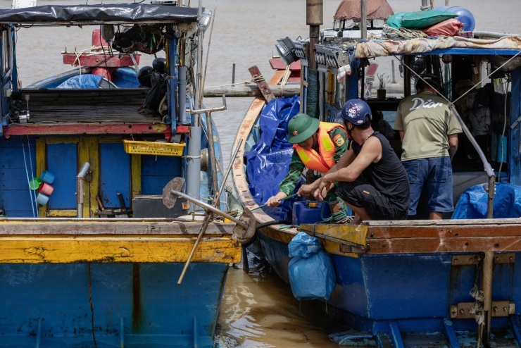 Bộ đội hướng dẫn và giúp dân tháo dở các trang thiết bị tránh bị va đập khi sóng lớn và giằng néo các tàu lại với nhau nhằm tạo sự liên kết để chống chọi với sóng lớn.