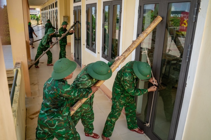 Không chỉ giúp dân neo đậu tàu thuyền, lực lượng bộ đội còn giúp nhà trường chằng, chống, gia cố cửa ở các lớp học.