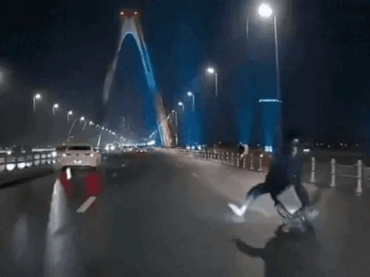 Video xe máy đi vào làn ô tô trên cầu Nhật Tân rồi ngã tóe lửa