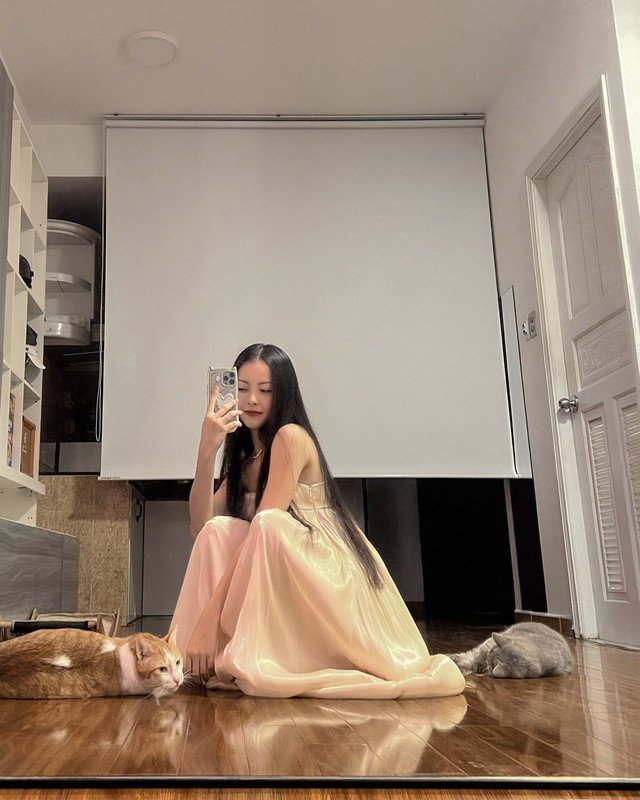 Trước khi trở lại với vai ma nữ Ngà, Yu Dương là con gái của nữ diễn viên Mai Phương - người được xem là một trong những mỹ nhân của điện ảnh Việt Nam ở thế kỷ trước. Cô cũng là cháu ngoại cố đạo diễn - NSND Hồng Sến. Yu Dương từng được mời tham gia một số bộ phim truyền hình như: Mày râu làm vợ, Hoa cúc xanh, Con đường phía trước, Sao miệt vườn…