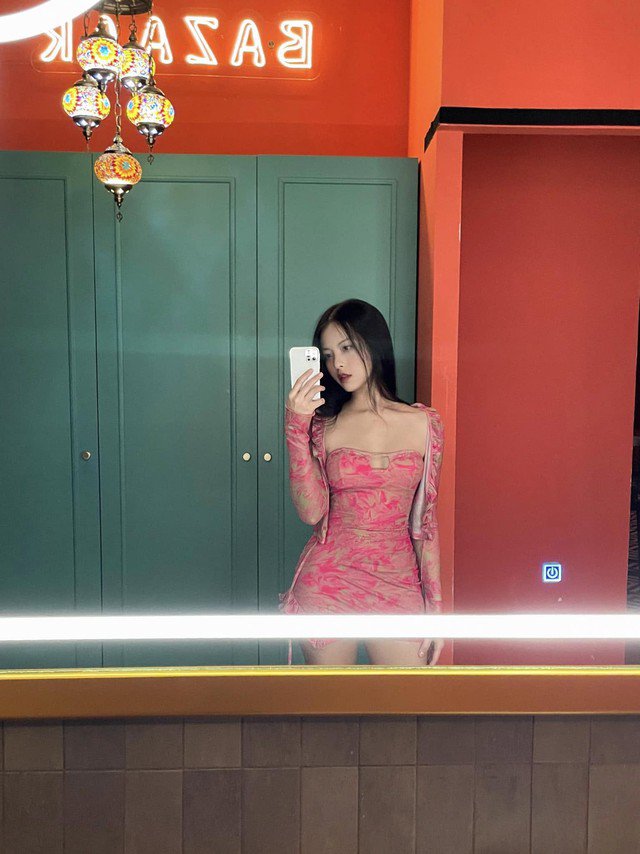 Nổi tiếng với những vai kinh dị nhưng ngoài đời người đẹp lại có nhan sắc ngọt ngào đáng yêu.