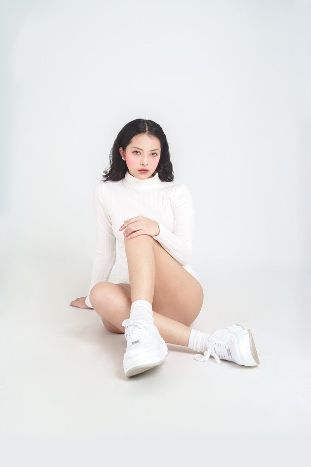 Đời thực, cô ưa thích những set trang phục năng động nhưng không kém phần gợi cảm.