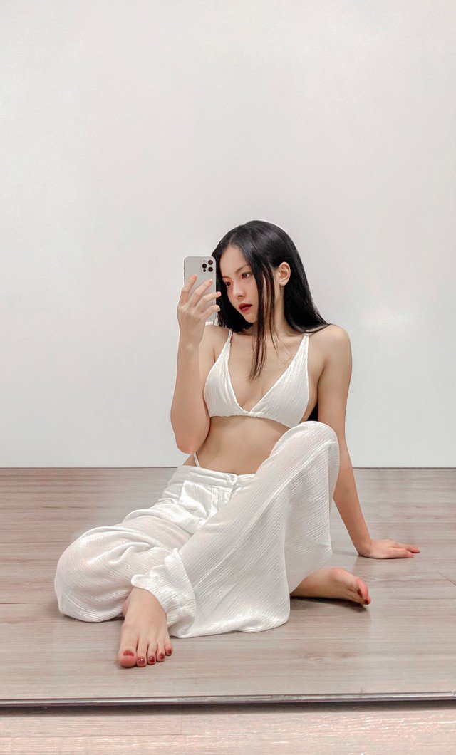 Người đẹp sinh năm 1993 thường khoe vóc dáng gợi cảm cùng vòng eo nhỏ nhắn với croptop.