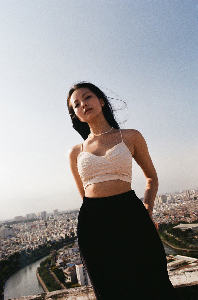 Mỗi lần xuất hiện trước công chúng, mỹ nhân "Lời nguyền huyết ngải" khiến fan mê mẩn vòng eo "con kiến" của mình.