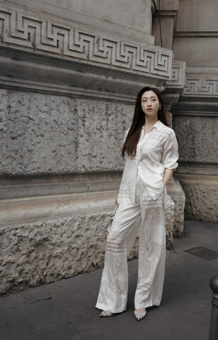Chỉ ít ngày trước đó, Lương Thùy Linh cũng bất ngờ xuất hiện tại London Fashion Week 2025. Sự hiện diện liên tiếp tại hai tuần lễ thời trang lớn nhất hành tinh – London và Milan – không chỉ thể hiện vị thế cá nhân mà còn khẳng định sự tin tưởng từ các thương hiệu quốc tế dành cho đại diện Việt Nam.&nbsp;