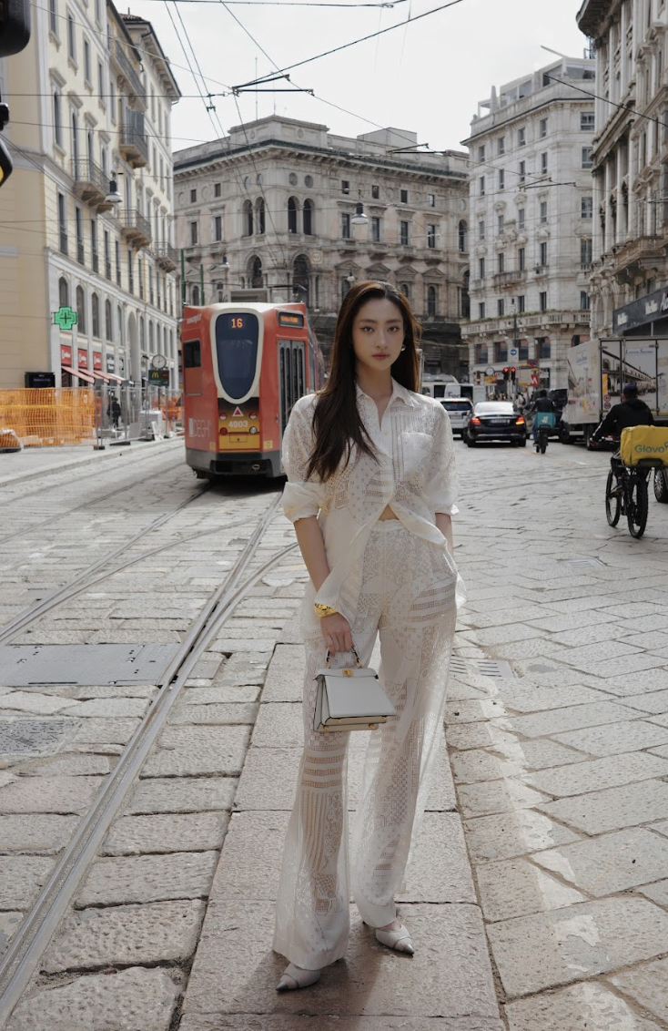 Từ sau khi đăng quang Miss World Vietnam, Lương Thùy Linh đã không ngừng khẳng định bản thân ở nhiều vai trò: từ MC song ngữ, diễn giả, cho đến đại diện Việt Nam tại các sự kiện văn hóa – nghệ thuật quốc tế.&nbsp;