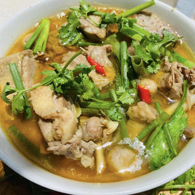Món vịt nấu chao khi ăn cho rau muống, cải xanh vào nồi nấu đến khi rau vừa chín tới, vớt ra và cho vào bát bún, chan nước vào với vài miếng thịt vịt và khoai môn… sẽ vô cùng thơm ngon. Ảnh Thanh Huệ